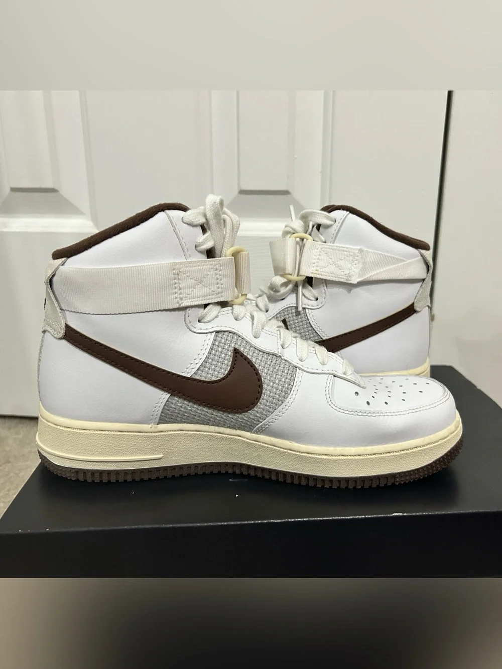 Nike airforce High-Top Sneakers in White, Brown & Cream. M 7, W8.5